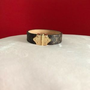 New! Louis Vuitton leather bracelet with logo!